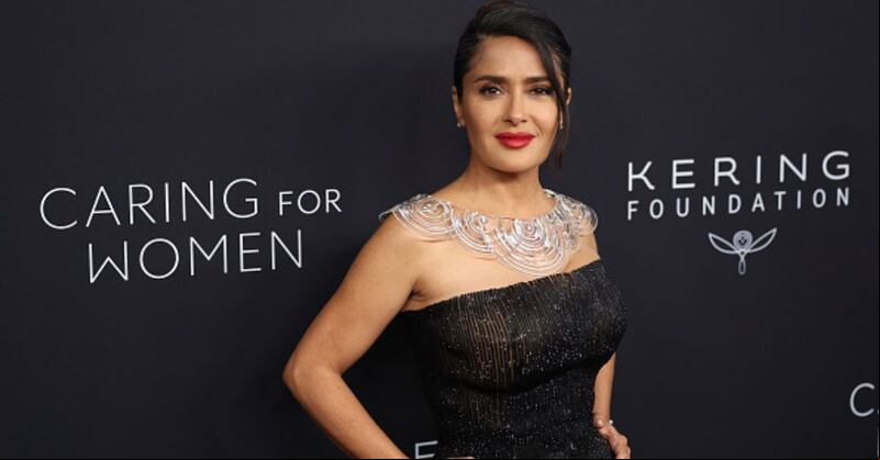 Salma Hayek y la falda plateada de cuero que será tendencia en diciembre 2024 ¿Cómo usarla a los 50?