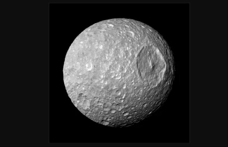 Imagen de 2010 de la NASA muestra la luna Mimas y su gran cráter Herschel, captada por la nave espacial Cassini.| Foto: AP